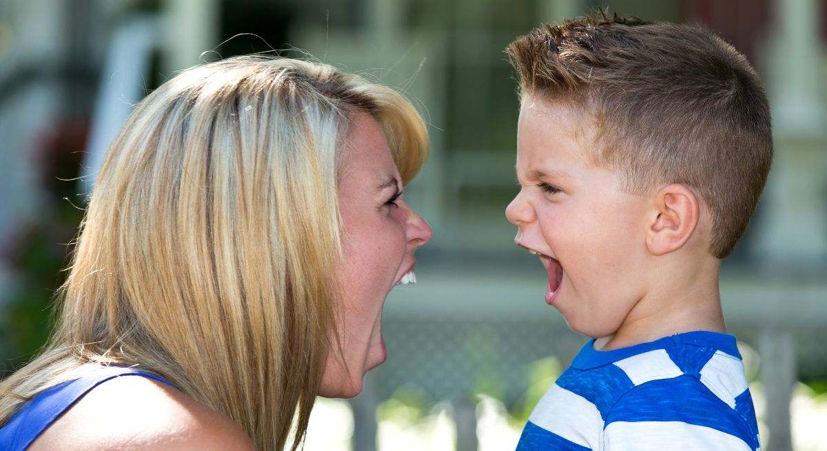 Madre e hijo discutiendo