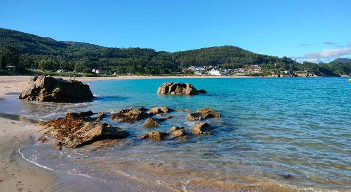 Ni As Catedrais ni A Lanzada: la playa de Galicia con el agua más caliente que casi parece del Mediterráneo