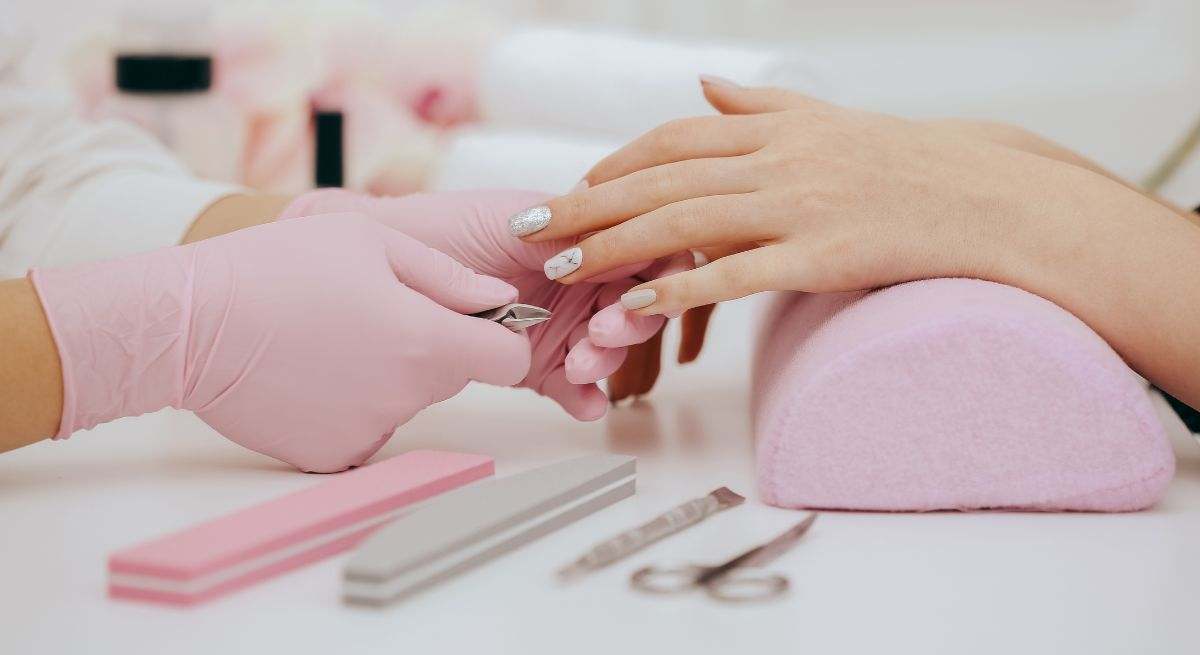 Manicura en salón de belleza