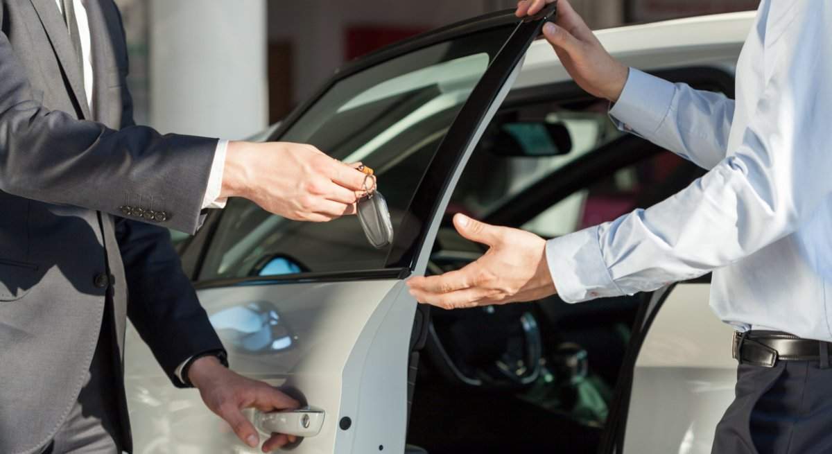 coches-ayudas-madrid-concesionario-iStock-486827324.jpg