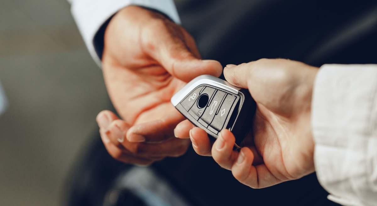 vendedor-coches-dando-llaves-cliente-cerca-1.jpg