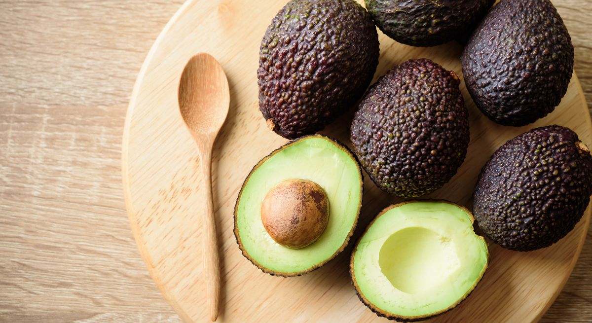 Los aguacates se mantienen frescos 5 semanas más sin dorarse cuando se almacenan con un simple artículo de cocina