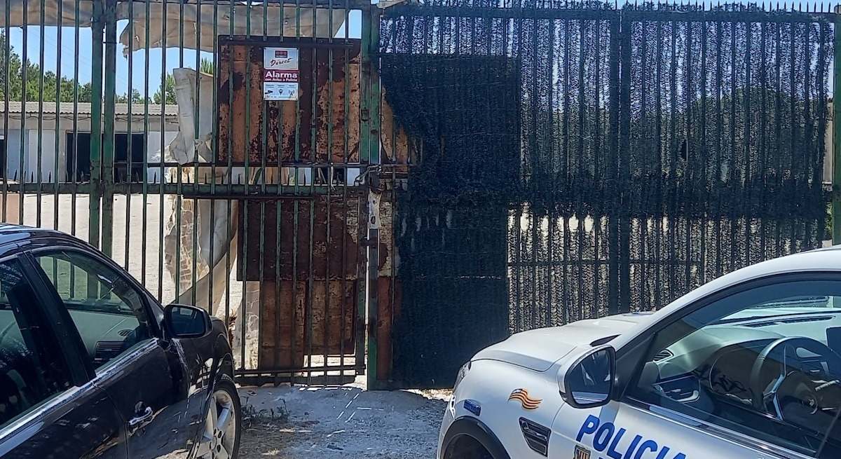 Barrera de acceso al solar okupado en el Coll d'en Rabassa