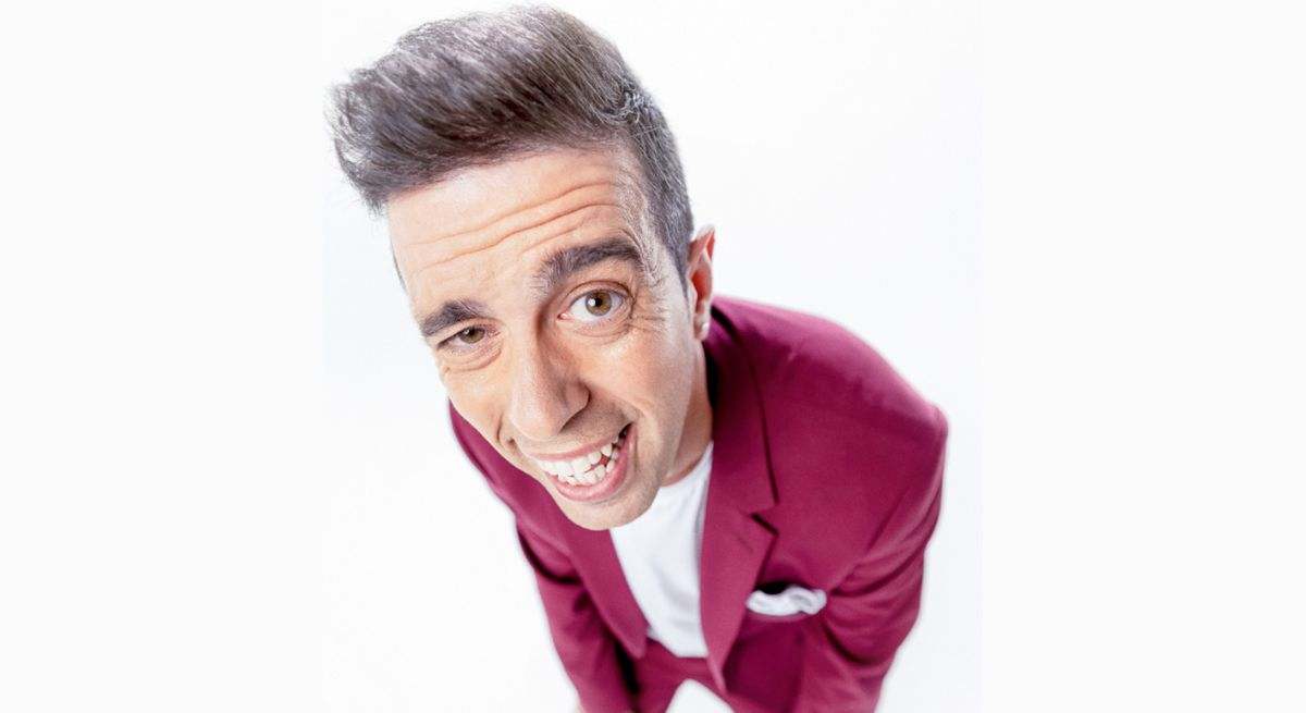 Javier con un traje rojo