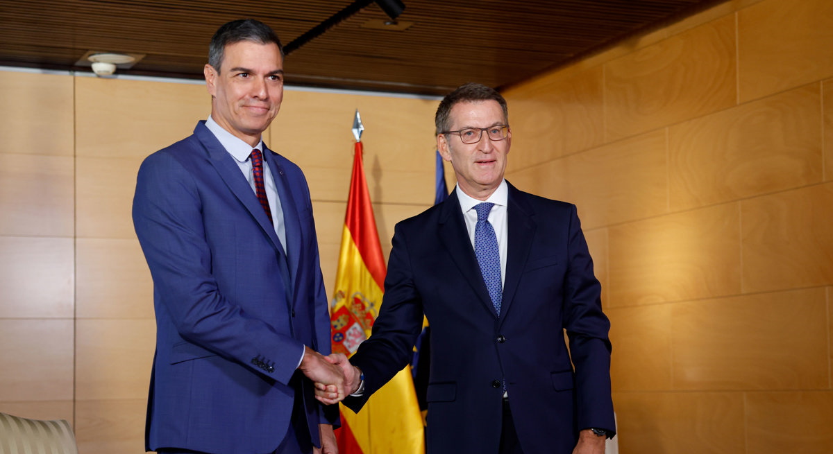 sanchez-feijoo-posan-pie-reunion-congreso-efe.jpg