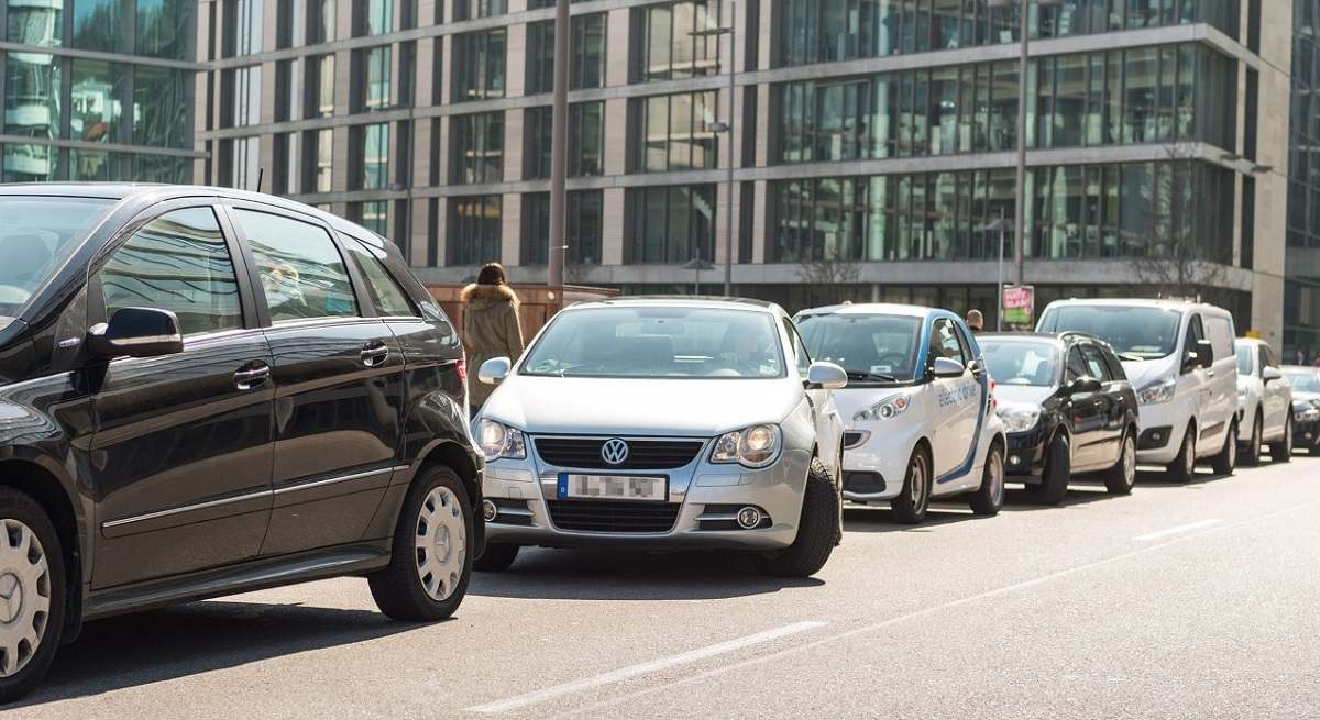 Coches_aparcados_en_la_calle_EE.jpg