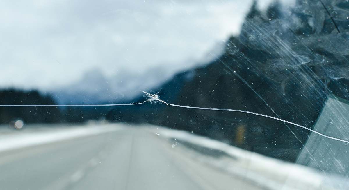 luna-parabrisas-cristal-roto-grieta-coche-vehiculo-iStock-536114837-1.jpg