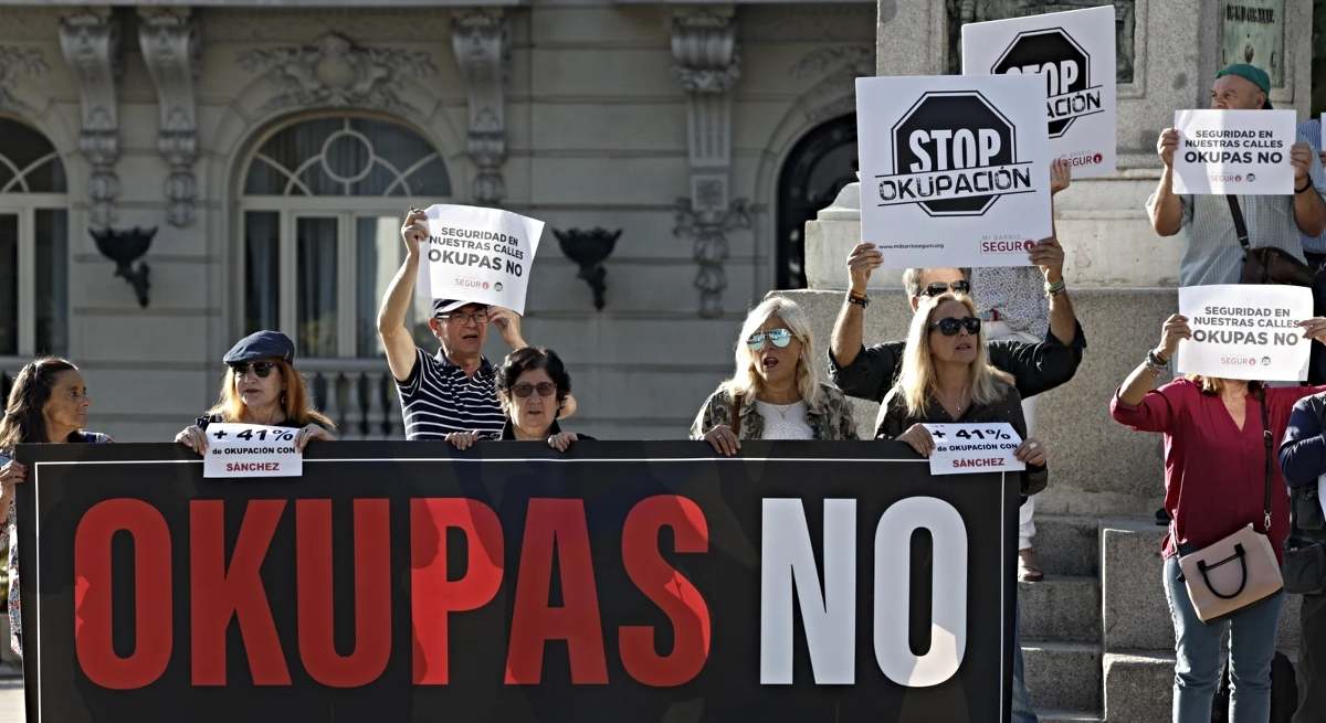 Una concentración de protesta contra la okupación / EFE