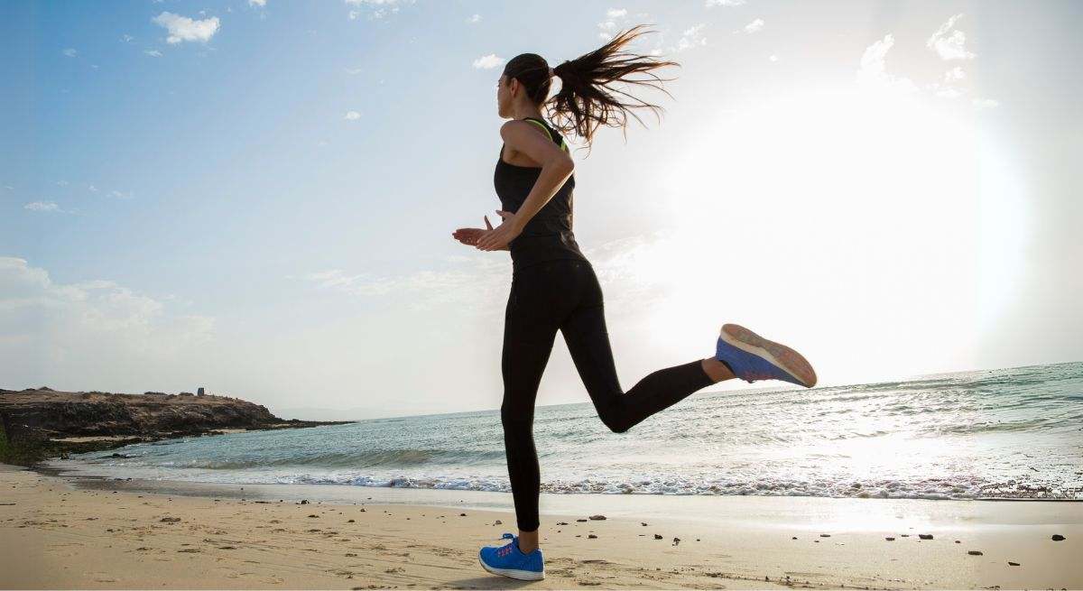 Los tres ejercicios para correr en la arena sin hacernos daño que recomienda un entrenador personal