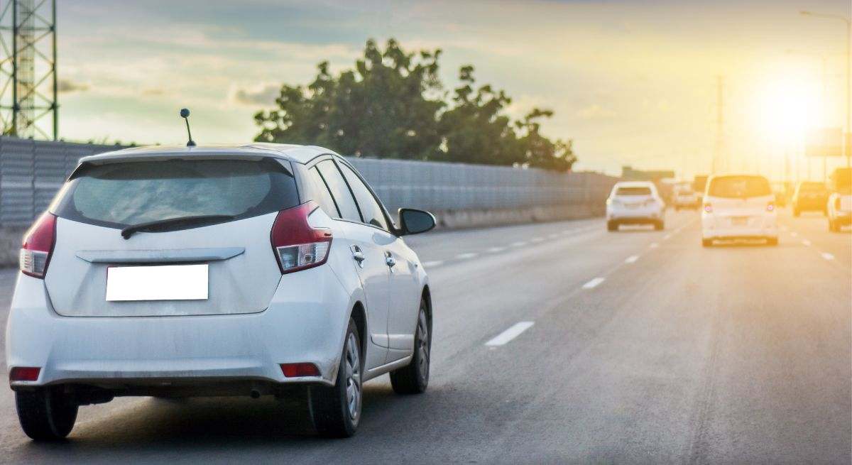 Un coche en una autopista