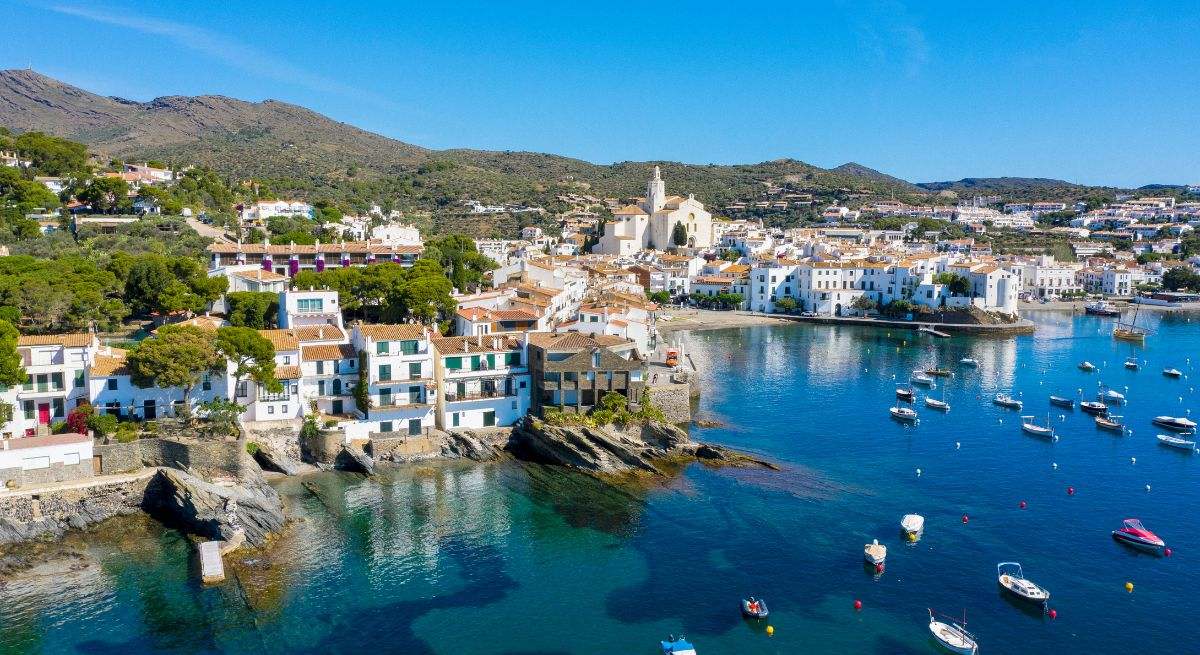 Cala con casitas blancas y barquitas de colores muy bonitas