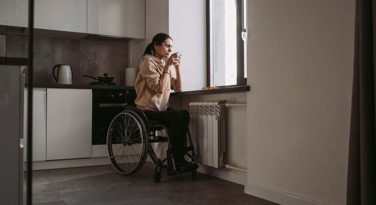 mujer-sentada-silla-ruedas-cocina-pexels.jpg