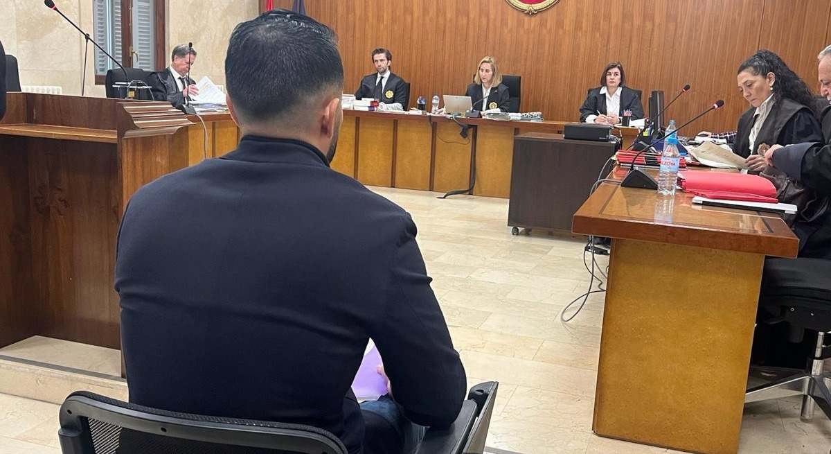 Imagen de un acusado por un caso de sumisión química, sentado para el juicio en la Audiencia.