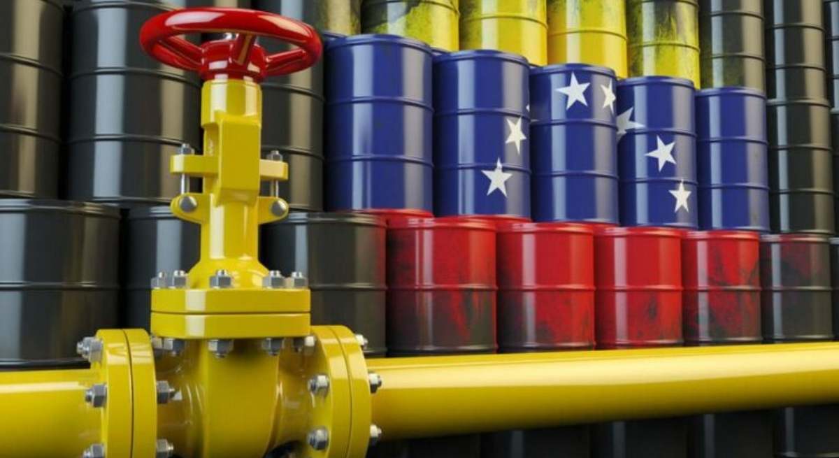 Barriles de petroleo con los colores de la bandera de Venezuela
