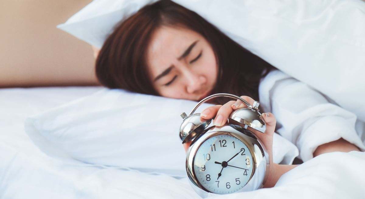 Una mujer descansa plácidamente en su cama