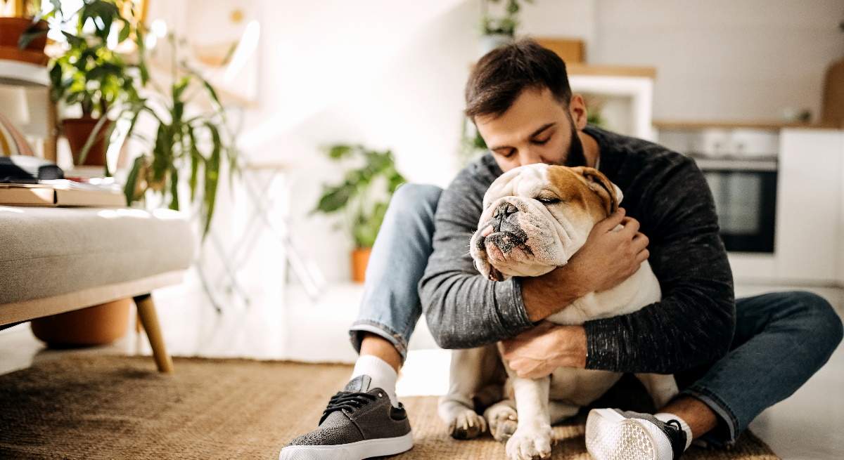 Joven-abrazando-a-su-perro-iStock.jpg