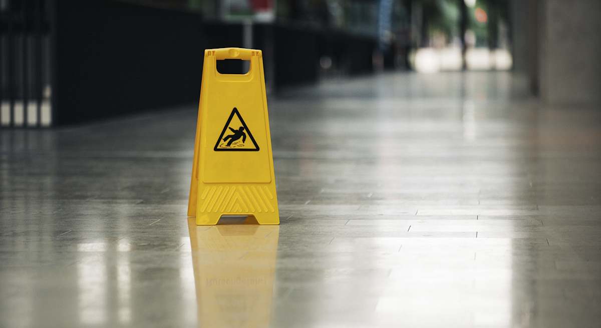 1200-x-655-Senalizacion-de-suelo-resbaladizo-Istock.jpg