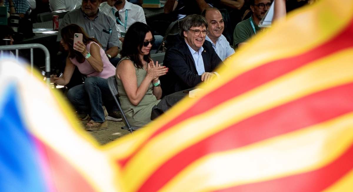 Puigdemont junto a su mujer antes del discurso / EP