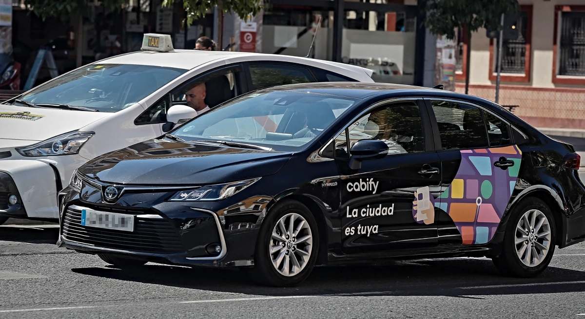 Un VTC y un taxi / EFE