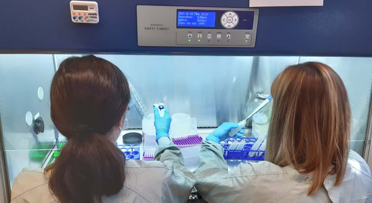 Investigadores-de-Sant-Pau-al-laboratori-1.jpg