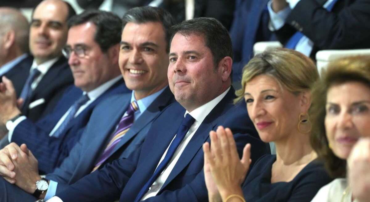 Garamendi (CEOE), el presidente Sánchez, Cuerva (Cepyme) y la vicepresidenta segunda y ministra de Trabajo, Yolanda Díaz. EE