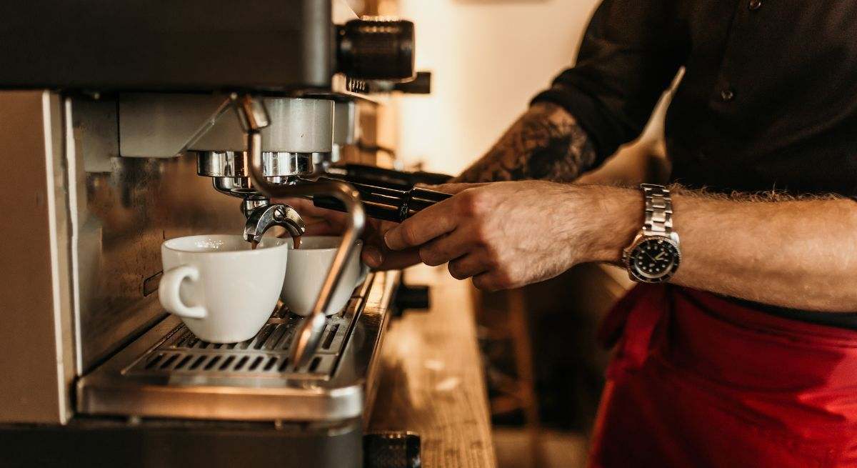 camarero-pone-cafe-cafetera-getty.jpg