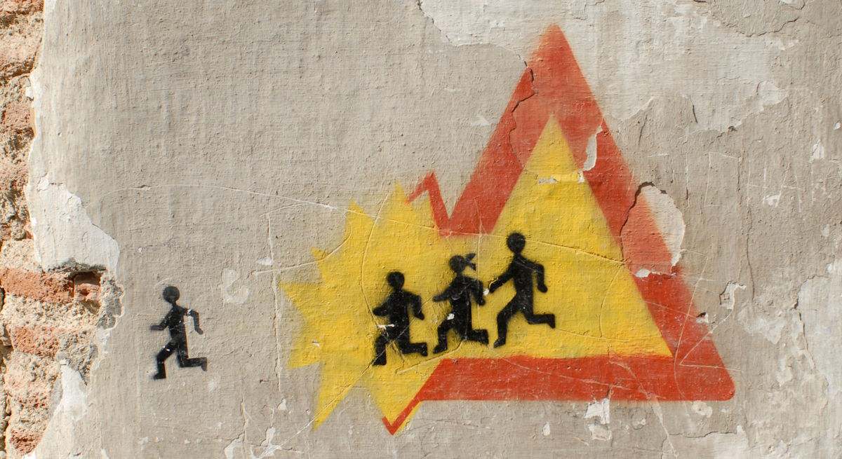 Grafiti de una señal escolar en Granada