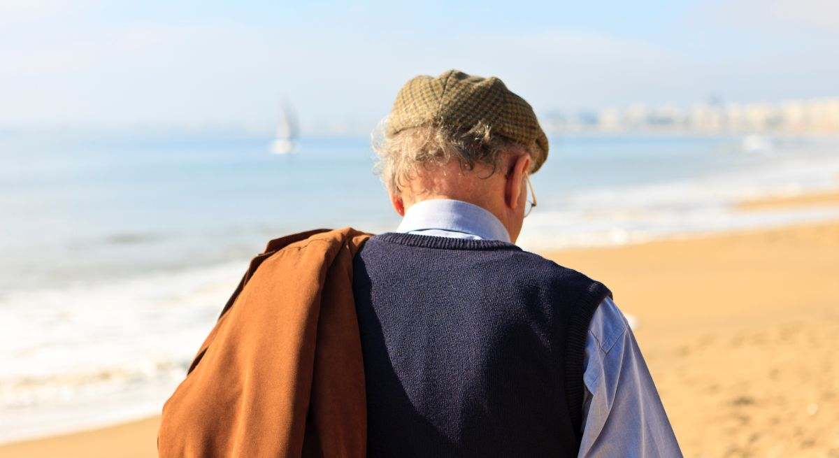 jubilado-espaldas-playa-recurso-getty.jpg