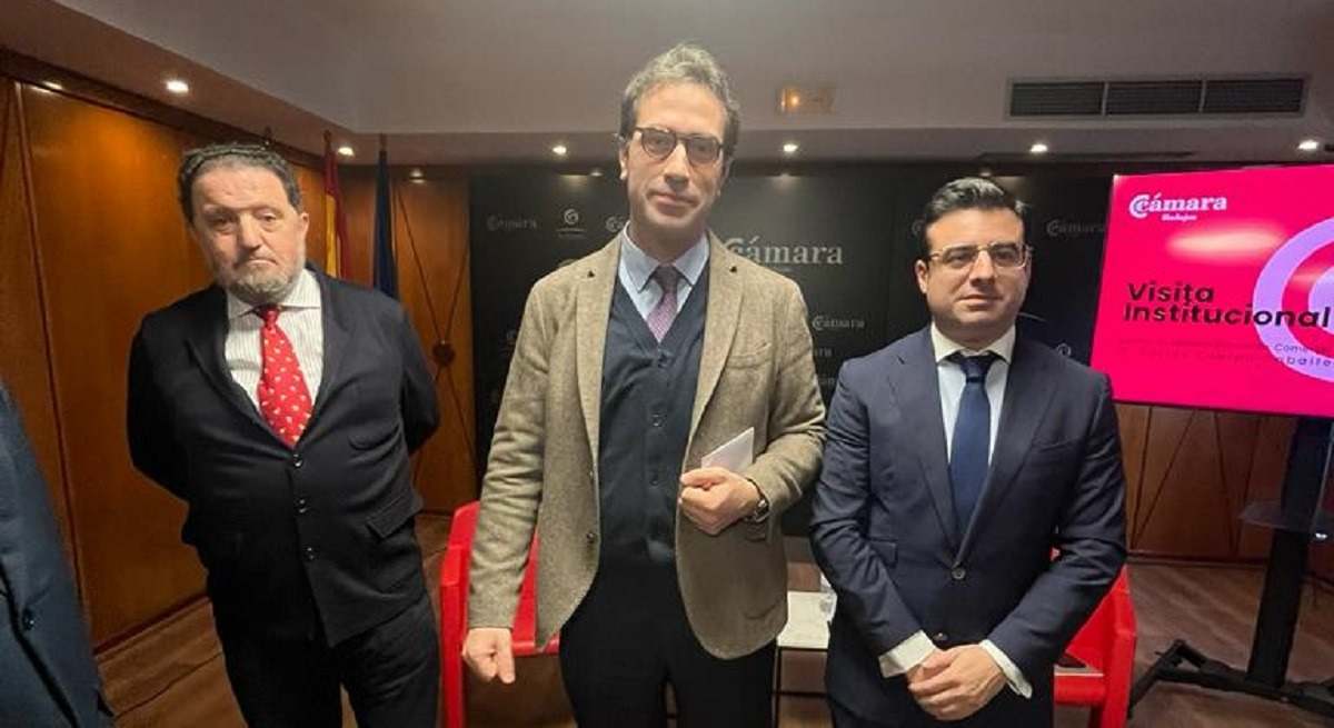El Ministro de Economía, Carlos Cuerpo, en el centro; con el presidente de CIEM, José Luis Iniesta, a la derecha