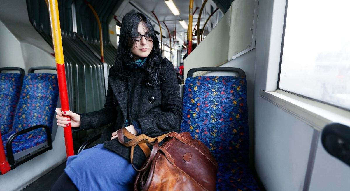 Una mujer en el bus