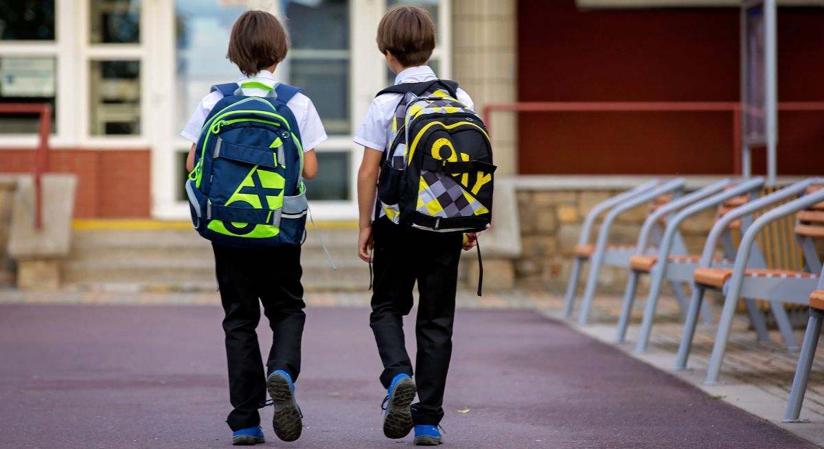 Niños caminando por el colegio