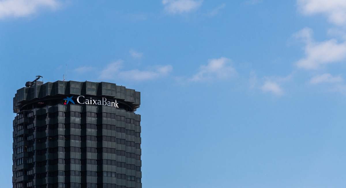 caixabank-edificio-cielo-azul-istock-1200x655.jpg