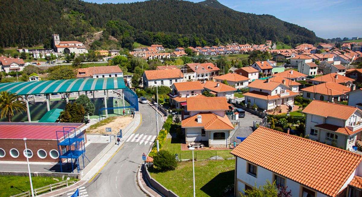 Las calles del pueblo de Argoños en Cantabria con tejados naranja