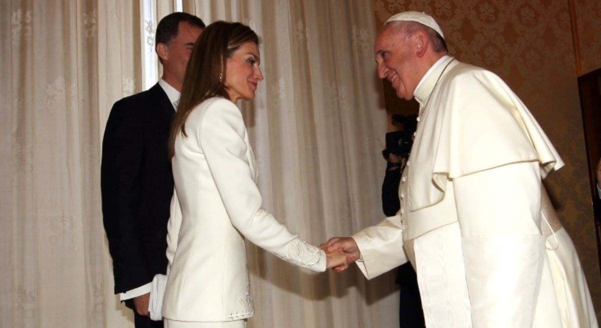 La Reina Letizia con el Papa Francisco, con vestimenta blanca. / Foto: Casa Real
