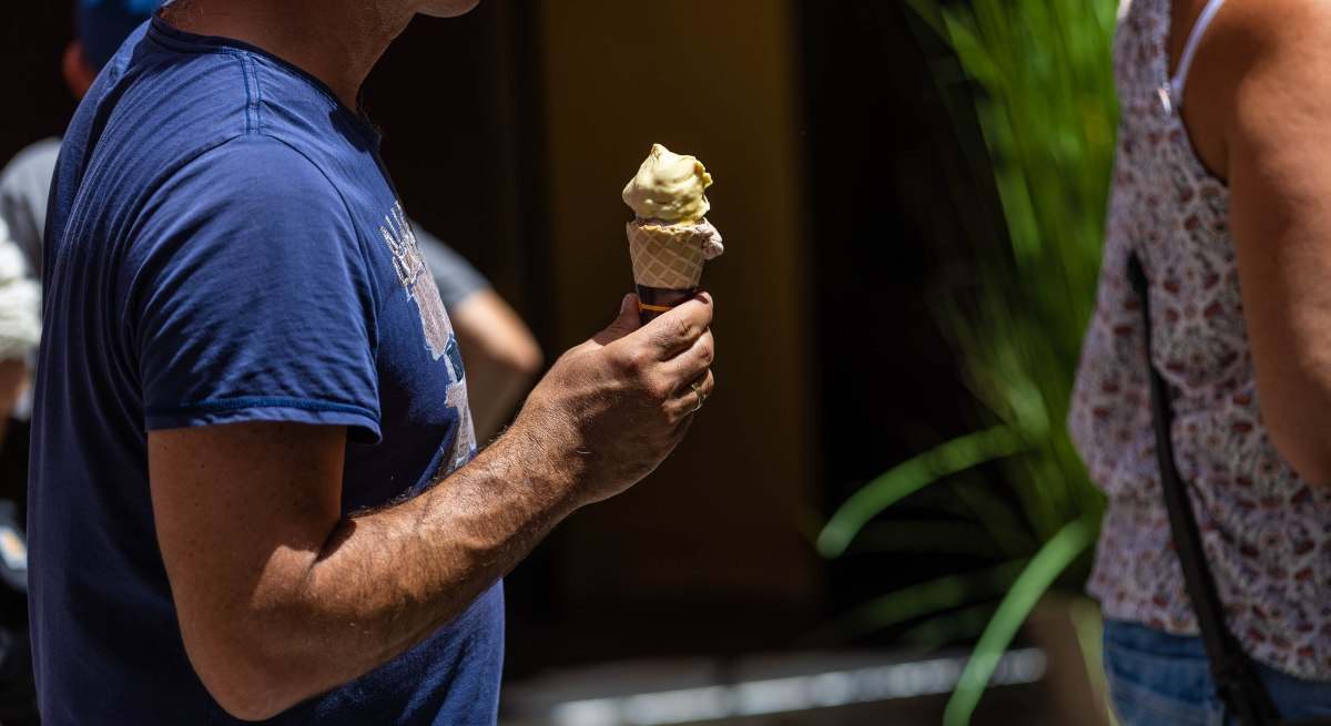 EuropaPress_5335082_hombre_come_helado_15_julio_2023_palma_mallorca_baleares_espana_tregua-1.jpg