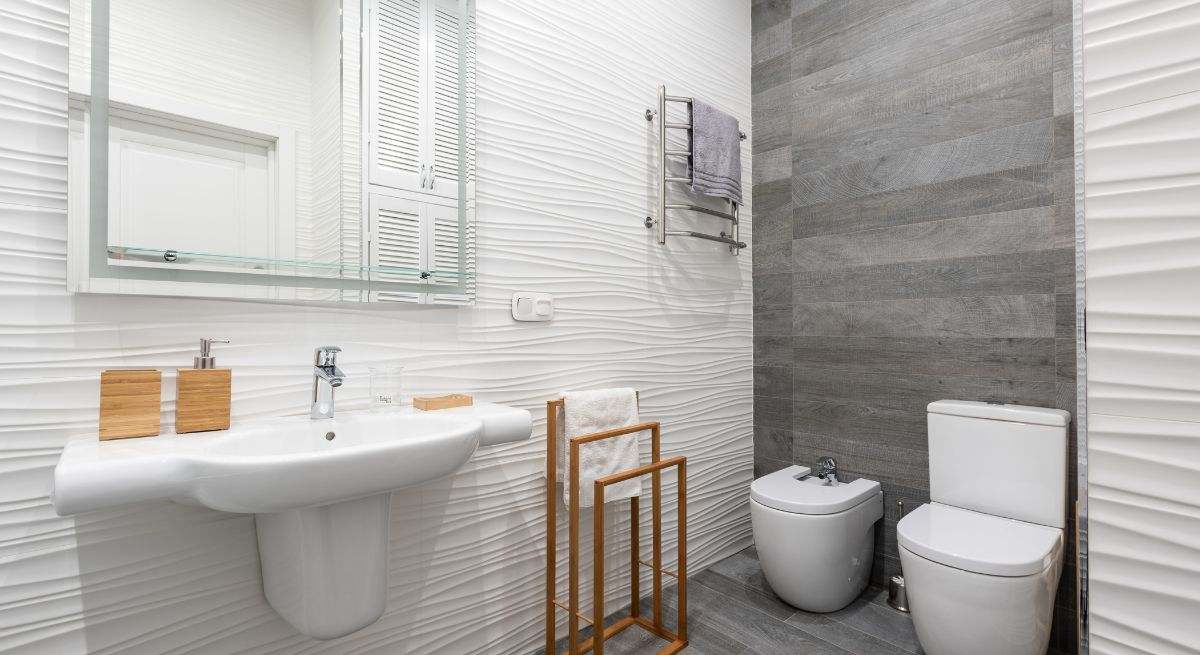Un baño con tonos neutros y detalles en madera