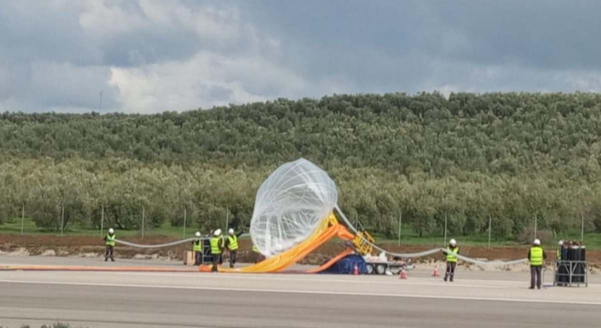 El globo estratosférico en las pistas de despegue del centro Atlas de Villacarrillo.