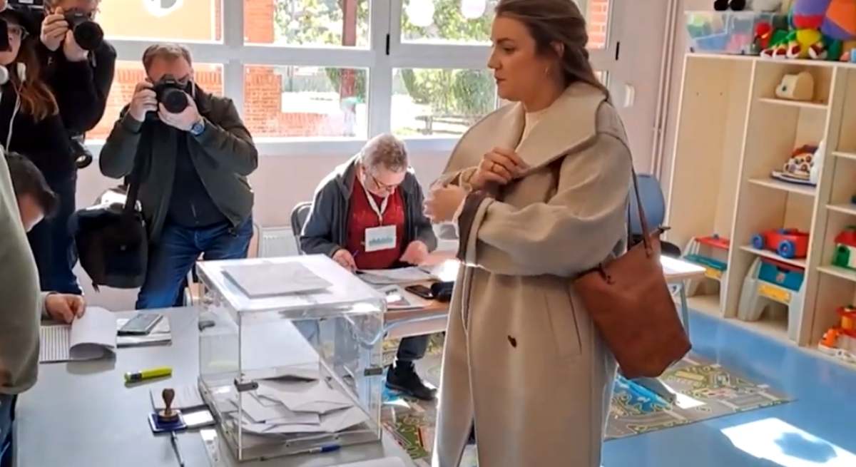 La candidata de Sumar procede a votar sin papeleta
