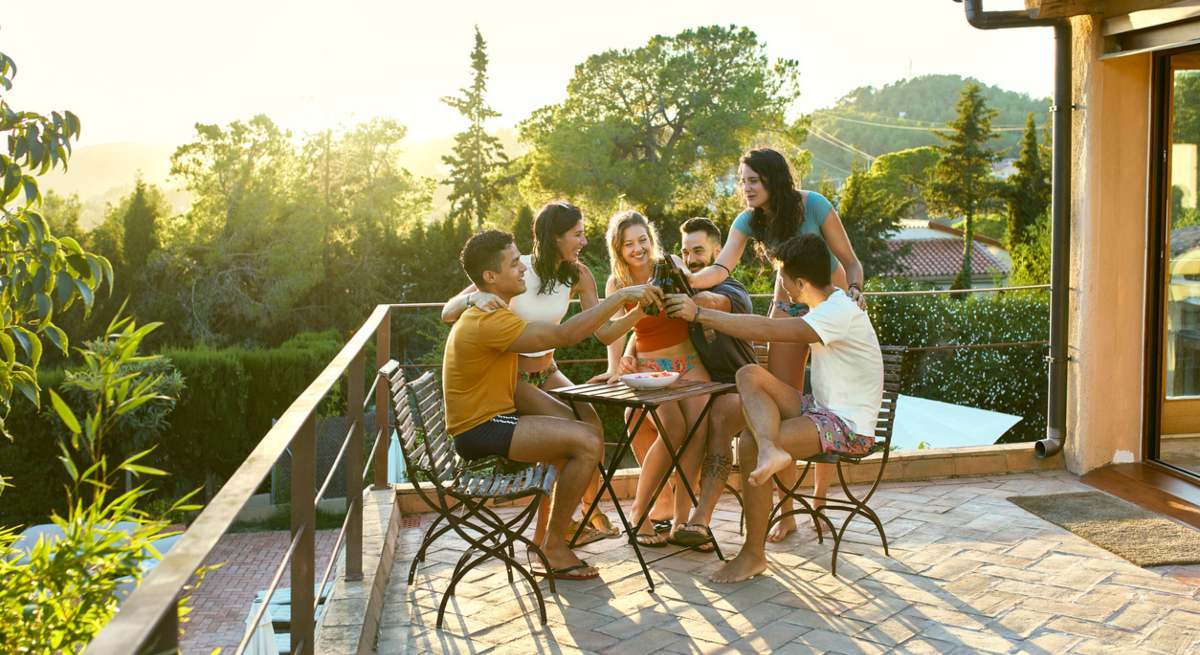terraza-jardin-patio-amigos-familia-iStock-1187954864.jpg