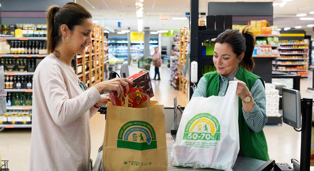 Bolsa-de-papel-y-bolsa-de-material-reciclado-de-Mercadona-todas-ellas-reciclables-y-reutilizables-01.jpg