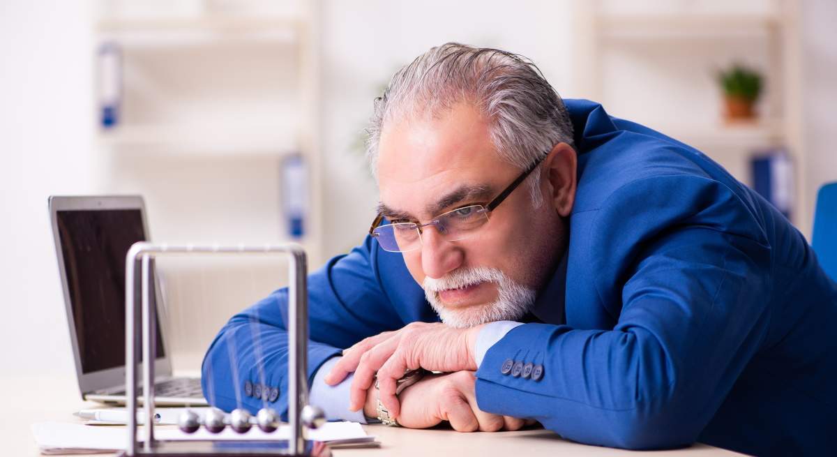 trabajador-observa-oficina-cerca-jubilado-dreamstime.jpg