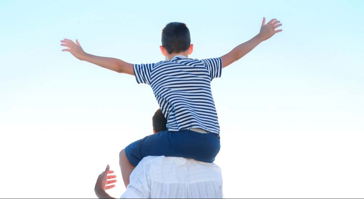 Un hombre con un niño