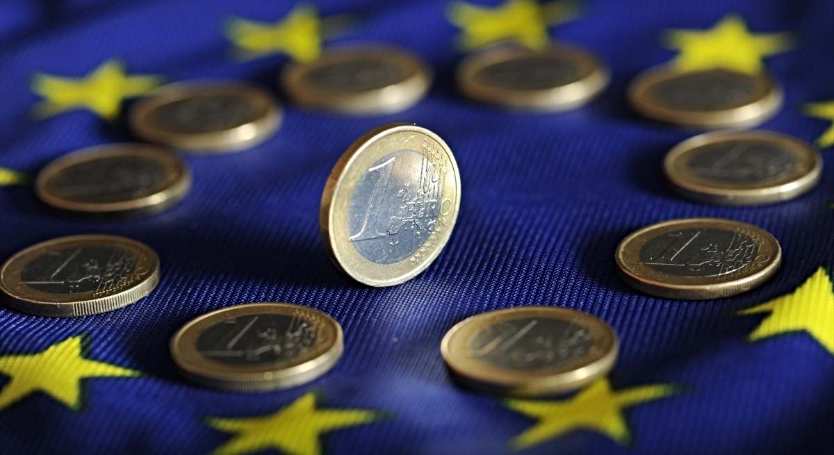 Monedas de euro sobre una bandera europea / EP