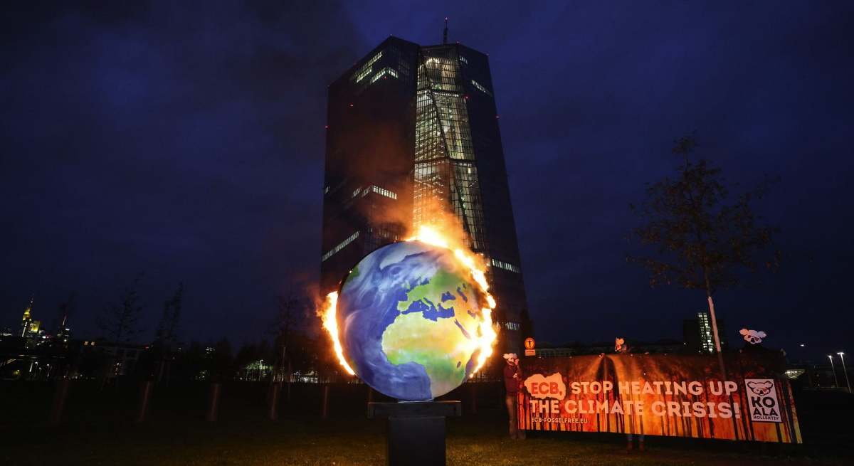 protesta-cambio-climatico-sede-bce-banco-central-europeo-francfort-21octubre2020-bloomberg-1200x655.jpg