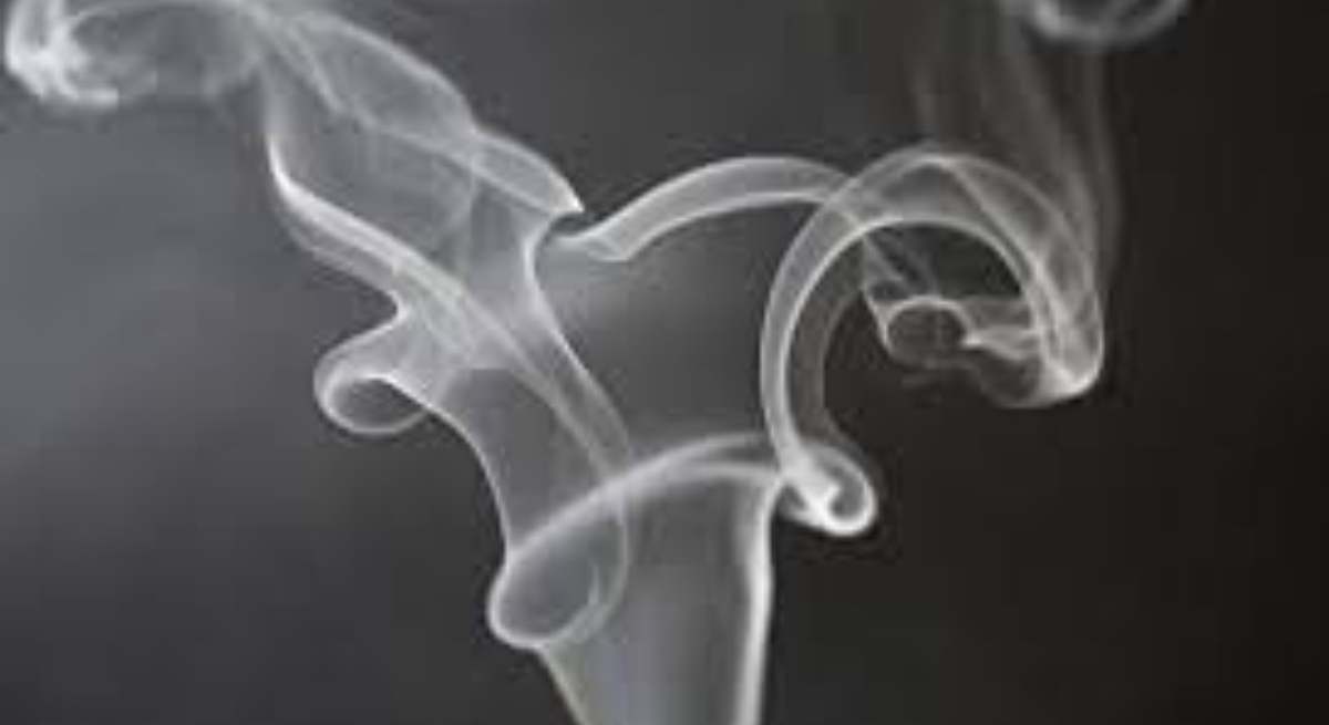 Humo provocado por un cigarrillo