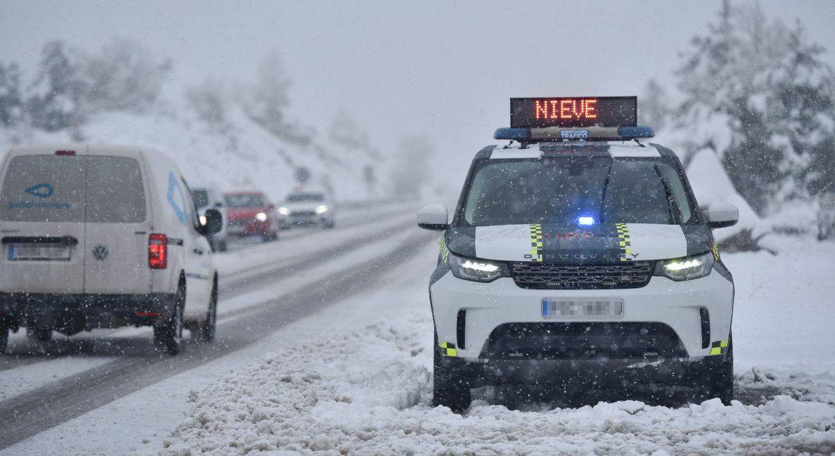 EuropaPress_4927816_coche_policia_aparcado_carretera_nevada_16_enero_2023_huesca_aragon_espana-1.jpg