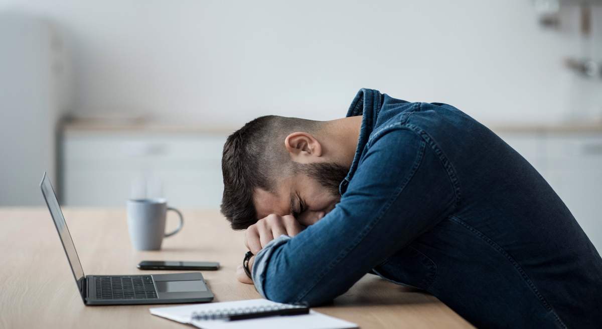 trabajador-estresado-tumbado-mesa-dreamstime.jpg