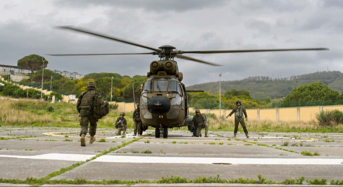 Militares haciendo maniobras