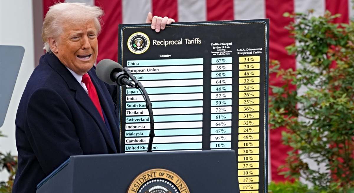 Donald Trump explicando la imposición de aranceles / EP