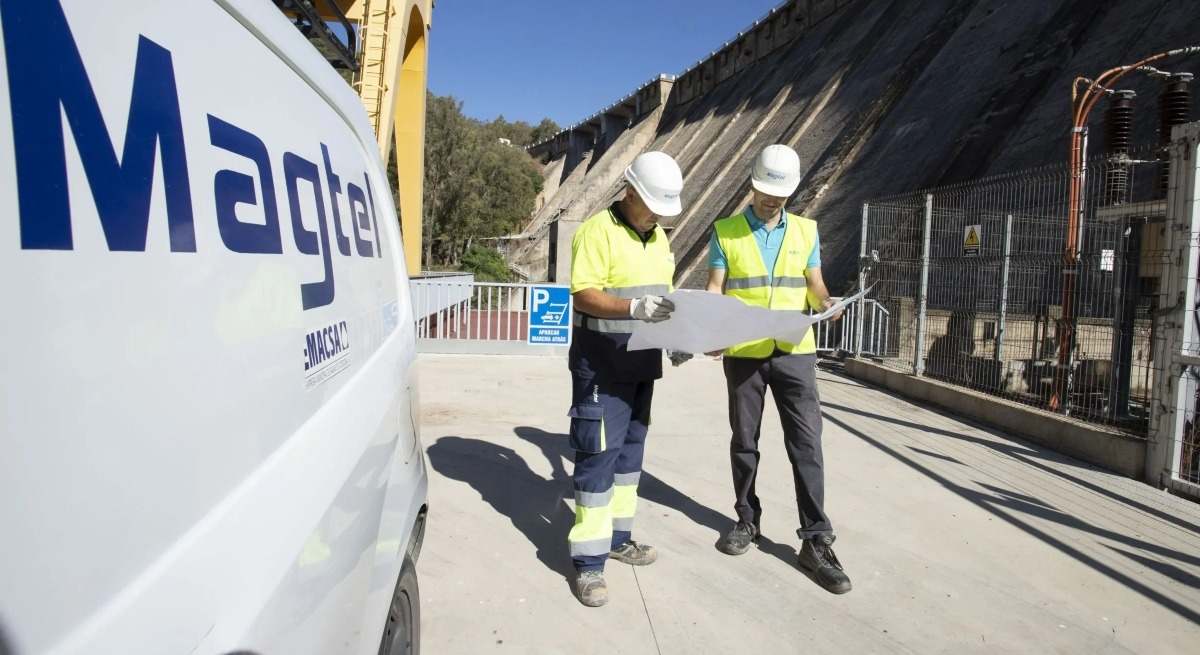 Operarios de Magtel.
